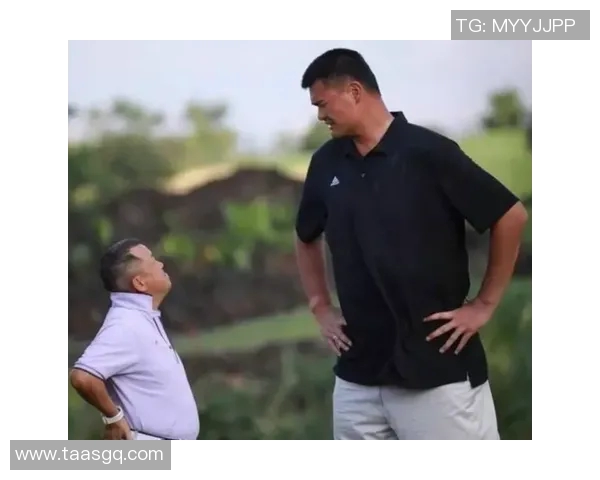 姚明跨界挑战摔跤明星展现运动员多面才华与拼搏精神